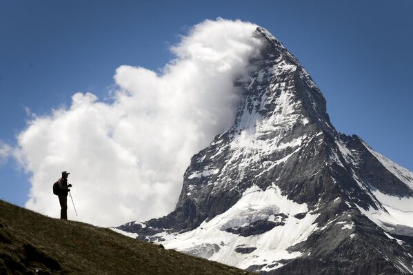 Los viajeros llaman al Cervino, en la frontera entre Suiza e Italia, la montaña más bella de Europa. Sin embargo, su belleza es muy peligrosa: 3 o 4 personas fallecen cada año al intentar escalar este pico alpino. El número total de muertes en la historia conocida del alpinismo supera ya las 500. Los viajeros llaman al Cervino, en la frontera entre Suiza e Italia, la montaña más bella de Europa. Sin embargo, su belleza es muy peligrosa: 3 o 4 personas fallecen cada año al intentar escalar este pico alpino. El número total de muertes en la historia conocida del alpinismo supera ya las 500. - Sputnik Mundo