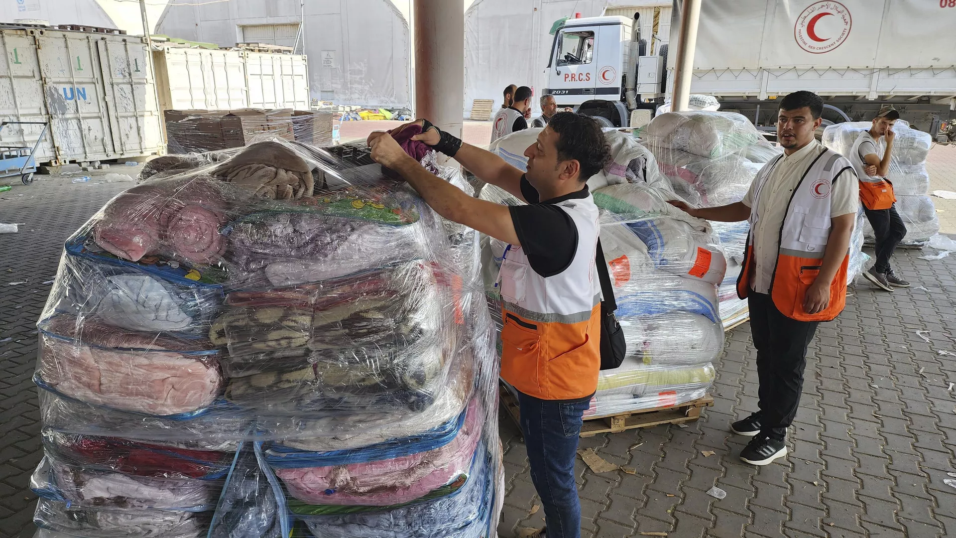 Trabajadores de las Naciones Unidas y de la Media Luna Roja preparan la ayuda para su distribución a los palestinos en el almacén del UNRWA Trabajadores de las Naciones Unidas y de la Media Luna Roja preparan la ayuda para su distribución a los palestinos en el almacén del UNRWA - Sputnik Mundo, 1920, 05.02.2024