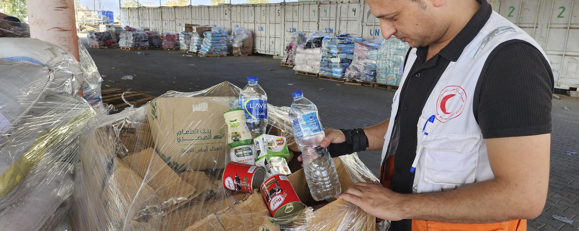 Trabajadores de las Naciones Unidas y de la Media Luna Roja preparan la ayuda para su distribución a los palestinos en el almacén del UNRWA Trabajadores de las Naciones Unidas y de la Media Luna Roja preparan la ayuda para su distribución a los palestinos en el almacén del UNRWA - Sputnik Mundo, 1920, 08.11.2023