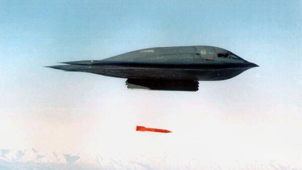 Un bombardero B-2 Spirit lanzando una carcasa de bomba B61-11  - Sputnik Mundo