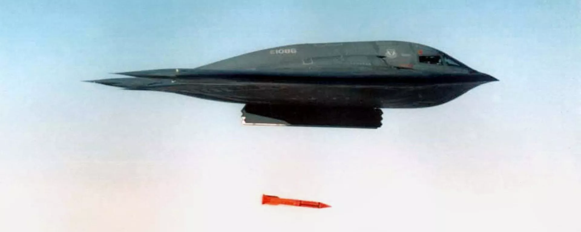 Un bombardero B-2 Spirit lanzando una carcasa de bomba B61-11 Un bombardero B-2 Spirit lanzando una carcasa de bomba B61-11 - Sputnik Mundo, 1920, 08.11.2023
