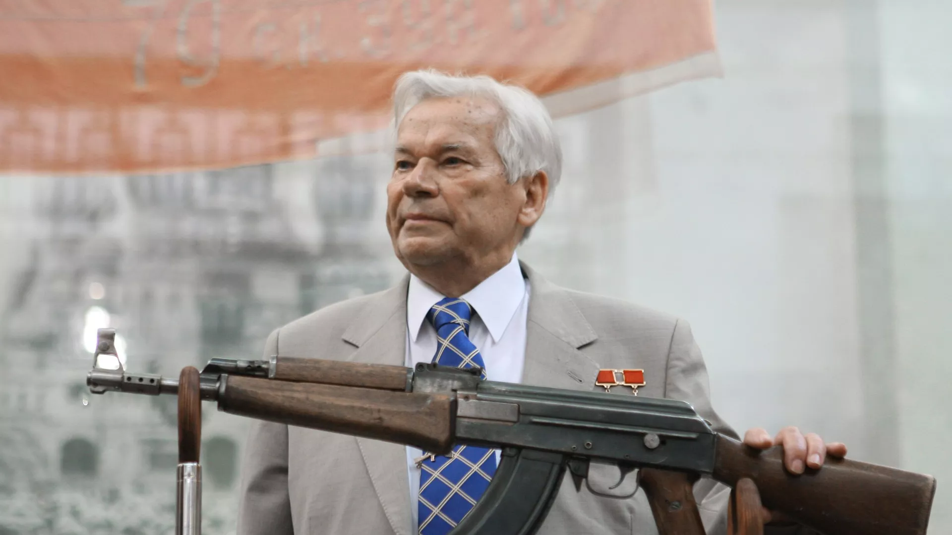 Mijaíl Kaláshnikov, legendario diseñador soviético y ruso Mijaíl Kaláshnikov, legendario diseñador soviético y ruso - Sputnik Mundo, 1920, 10.11.2023