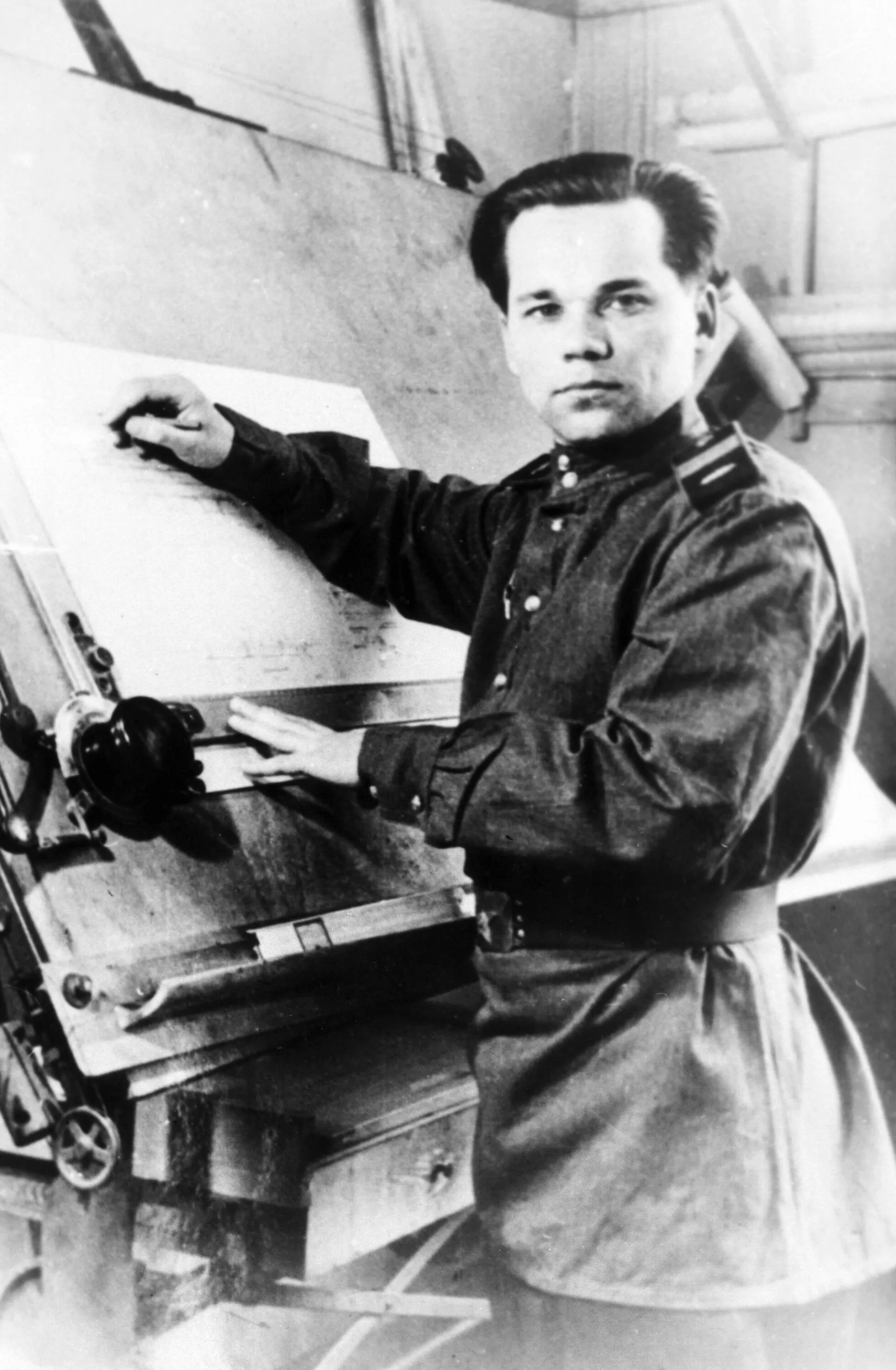 El sargento mayor Mijaíl Kaláshnikov trabajando en el diseño del fusil de asalto AK-47 El sargento mayor Mijaíl Kaláshnikov trabajando en el diseño del fusil de asalto AK-47 - Sputnik Mundo, 1920, 08.11.2023