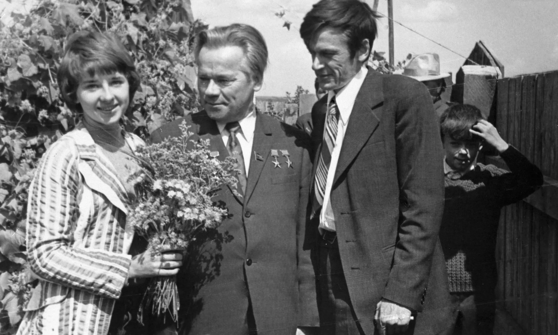 El diseñador soviético Mijaíl Kaláshnikov (centro) con su hija Natalia (izquierda) y su hijo Víktor (derecha) El diseñador soviético Mijaíl Kaláshnikov (centro) con su hija Natalia (izquierda) y su hijo Víktor (derecha) - Sputnik Mundo, 1920, 08.11.2023