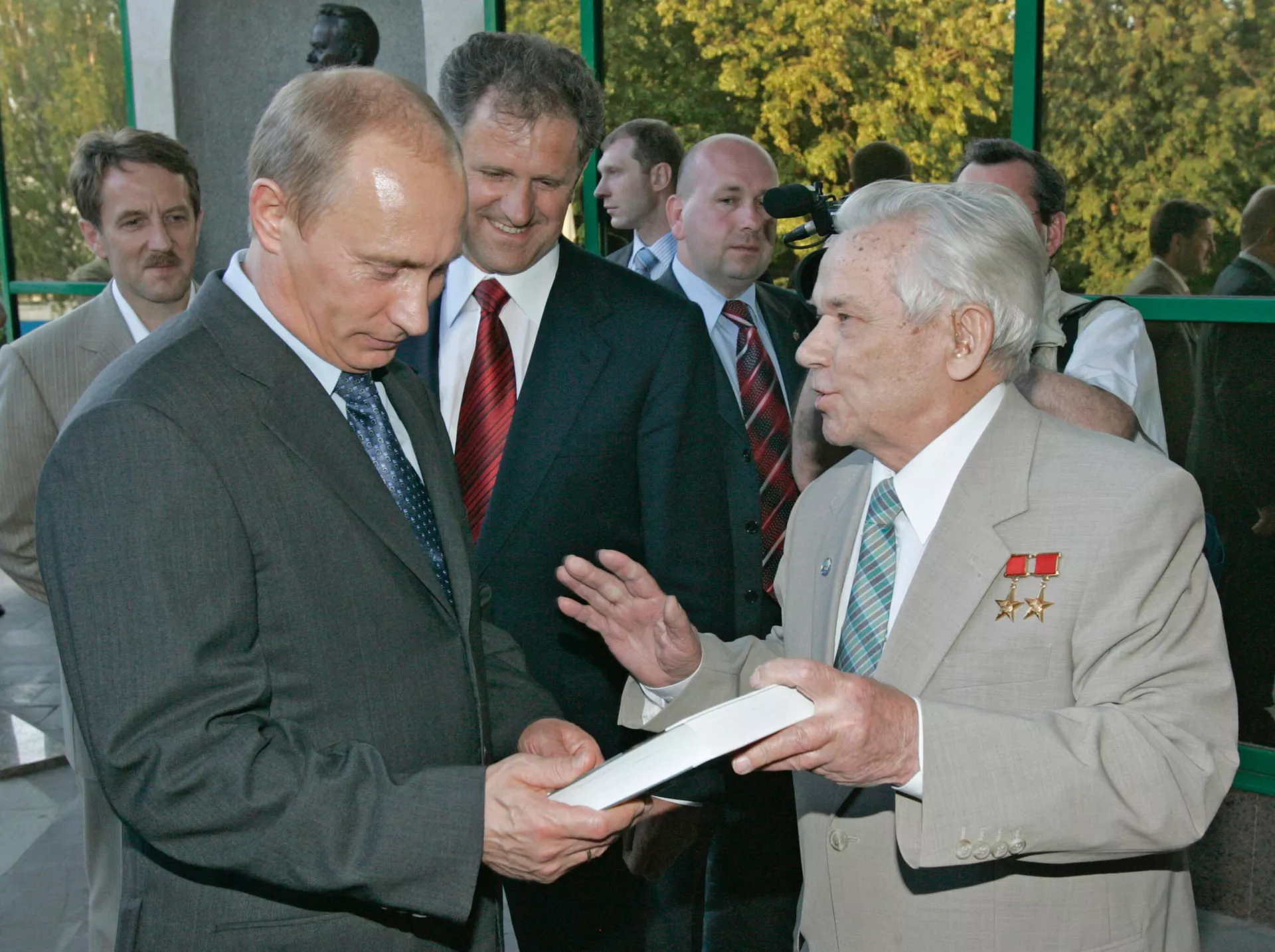 El presidente ruso Vladímir Putin, y el diseñador de armas, Mijaíl Kaláshnikov, durante la visita del mandatario al museo del diseñador en Izhevsk (archivo) El presidente ruso Vladímir Putin, y el diseñador de armas, Mijaíl Kaláshnikov, durante la visita del mandatario al museo del diseñador en Izhevsk (archivo) - Sputnik Mundo, 1920, 08.11.2023