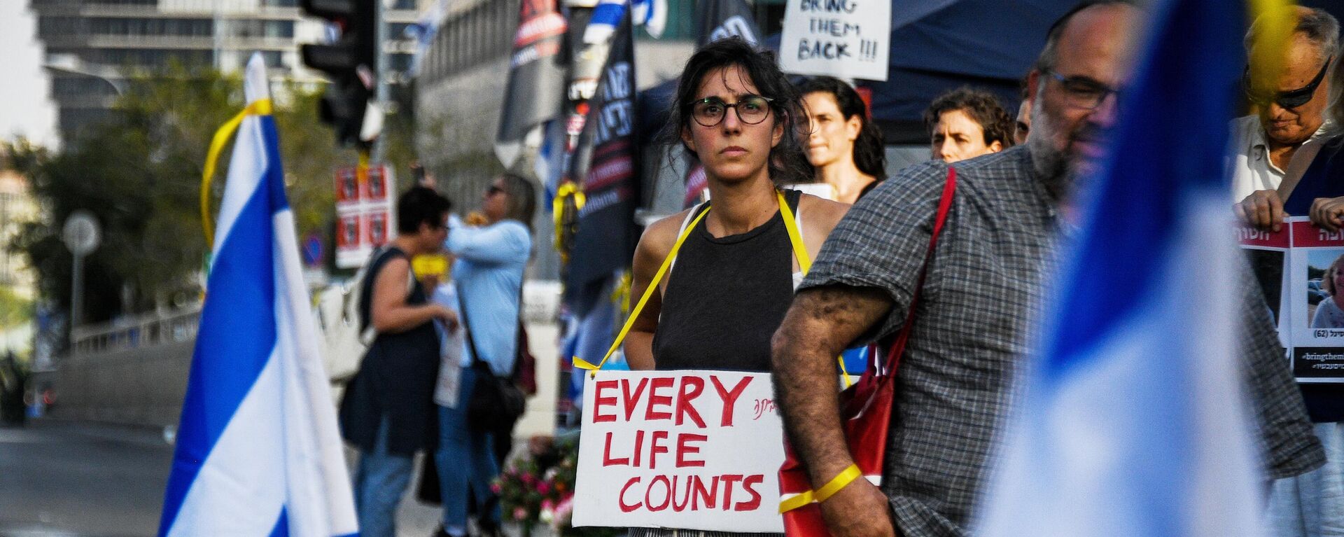 Asistentes a una manifestación para mostrar apoyo y solidaridad con las familias de los rehenes retenidos en Gaza, en medio del actual conflicto entre Israel y Hamás, en Tel Aviv, Israel. - Sputnik Mundo, 1920, 08.11.2023