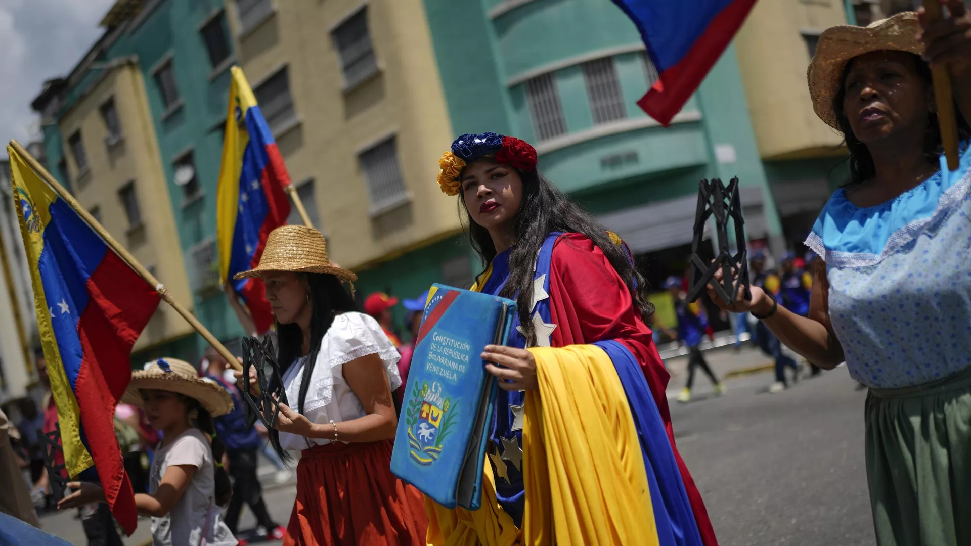 Un manifestante sostiene una copia simulada de la Constitución venezolana durante la marcha Recuperemos el Esequibo Un manifestante sostiene una copia simulada de la Constitución venezolana durante la marcha Recuperemos el Esequibo - Sputnik Mundo, 1920, 15.11.2023