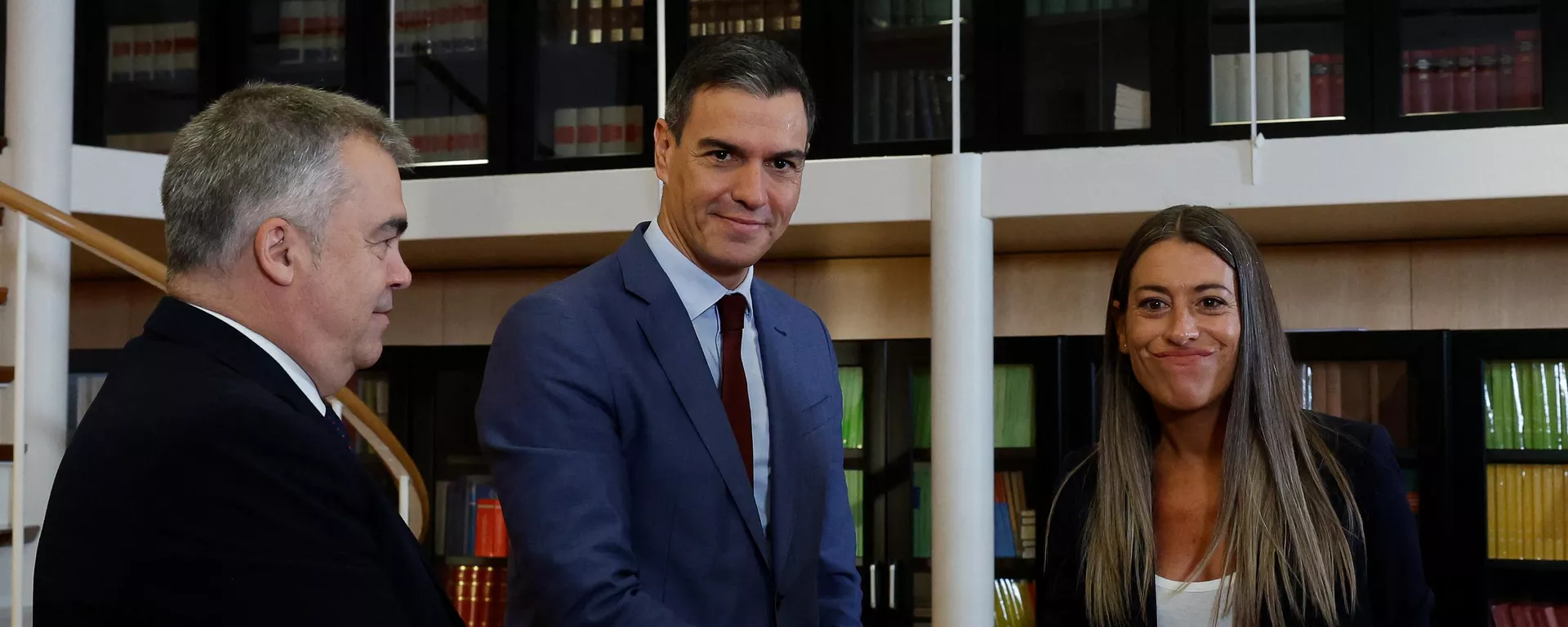 El diputado del PSOE, Santos Cerdán, y el presidente del Gobierno en funciones, Pedro Sánchez, posan junto a la portavoz de Junts per Catalunya, Miriam Nogueras El diputado del PSOE, Santos Cerdán, y el presidente del Gobierno en funciones, Pedro Sánchez, posan junto a la portavoz de Junts per Catalunya, Miriam Nogueras - Sputnik Mundo, 1920, 09.11.2023