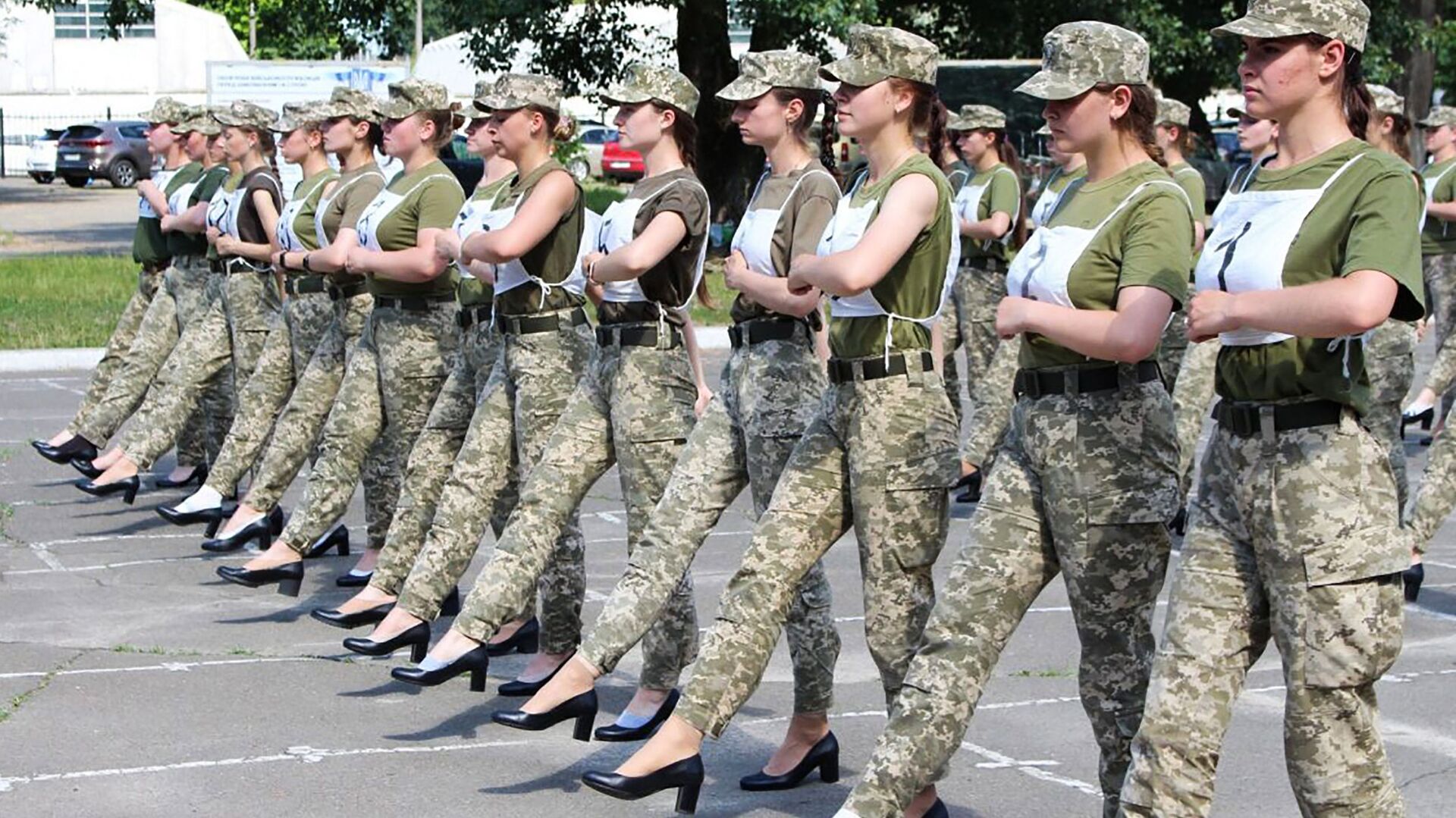 Una fotografía tomada y difundida por el servicio de prensa del Ministerio de Defensa ucraniano el 2 de julio de 2021 muestra a las soldados ucranianas llevando tacones mientras participan en el ensayo del desfile militar en Kiev. Una fotografía tomada y difundida por el servicio de prensa del Ministerio de Defensa ucraniano el 2 de julio de 2021 muestra a las soldados ucranianas llevando tacones mientras participan en el ensayo del desfile militar en Kiev. - Sputnik Mundo, 1920, 09.11.2023