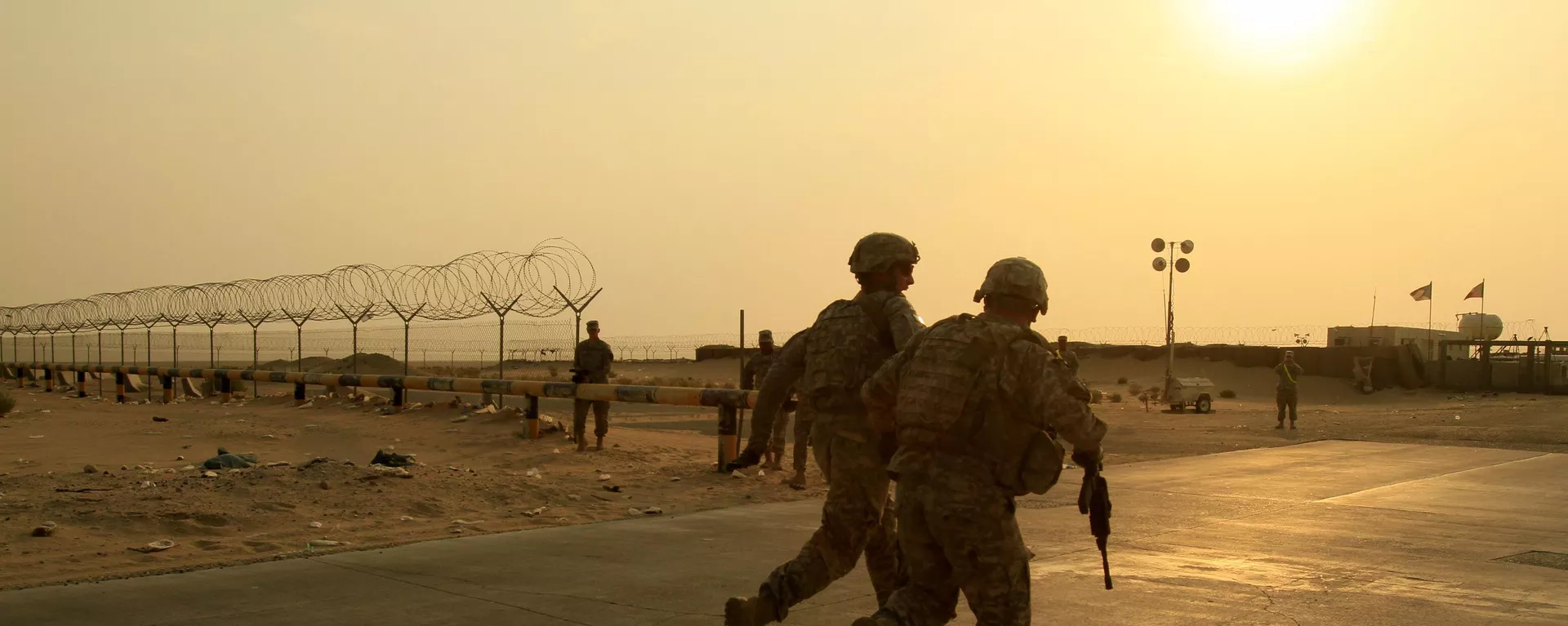 Militares estadounidenses corren hacia la frontera de Irak con Kuwait el 18 de agosto de 2010 - Sputnik Mundo, 1920, 10.02.2024