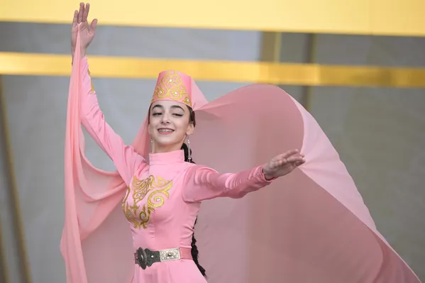 Durante los primeros días de la exposición, se celebró el concurso internacional de arte infantil y juvenil Rosa de los Vientos, en el que participaron representantes de distintas naciones que viven en Rusia.En la foto: una participante del conjunto de danza folclórica Arfan, de Osetia del Norte. Durante los primeros días de la exposición, se celebró el concurso internacional de arte infantil y juvenil Rosa de los Vientos, en el que participaron representantes de distintas naciones que viven en Rusia.En la foto: una participante del conjunto de danza folclórica Arfan, de Osetia del Norte. - Sputnik Mundo
