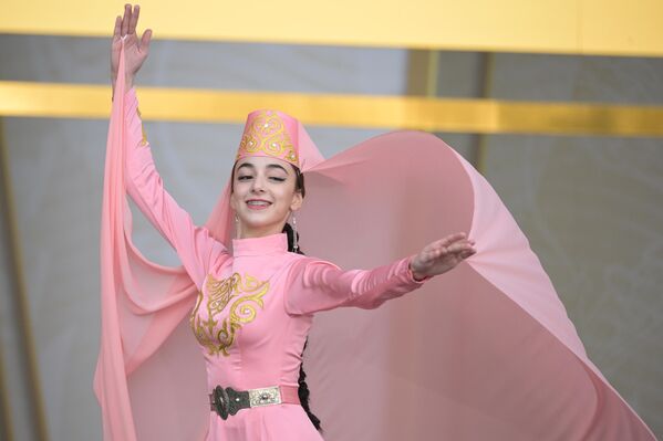 Durante los primeros días de la exposición, se celebró el concurso internacional de arte infantil y juvenil Rosa de los Vientos, en el que participaron representantes de distintas naciones que viven en Rusia.En la foto: una participante del conjunto de danza folclórica Arfan, de Osetia del Norte. - Sputnik Mundo