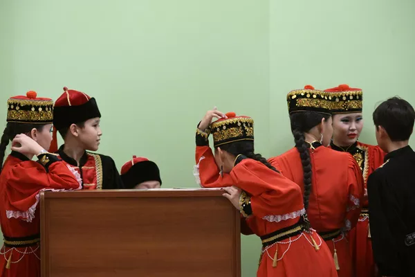 Participantes en el concurso internacional de arte infantil y juvenil Rosa de los Vientos en trajes nacionales. Participantes en el concurso internacional de arte infantil y juvenil Rosa de los Vientos en trajes nacionales. - Sputnik Mundo