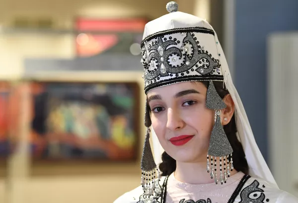 Representante de Karacháyevo-Cherkesia en traje nacional. Representante de Karacháyevo-Cherkesia en traje nacional. - Sputnik Mundo