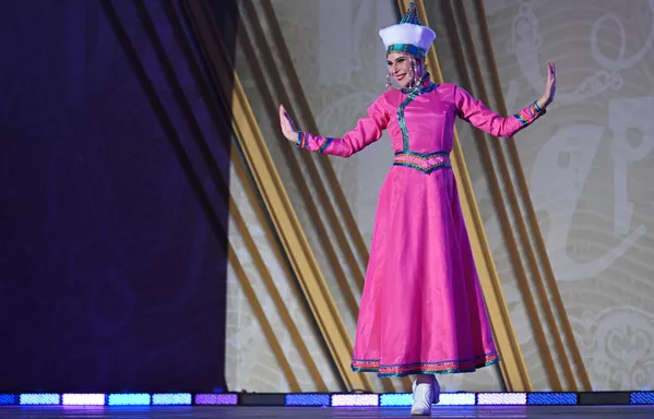 En Rusia viven más de 190 pueblos, incluido varios pequeños y autóctonos.En la foto: una participante en el concierto por el Día de la Unidad Nacional celebrado en el marco de la exposición. En Rusia viven más de 190 pueblos, incluido varios pequeños y autóctonos.En la foto: una participante en el concierto por el Día de la Unidad Nacional celebrado en el marco de la exposición. - Sputnik Mundo