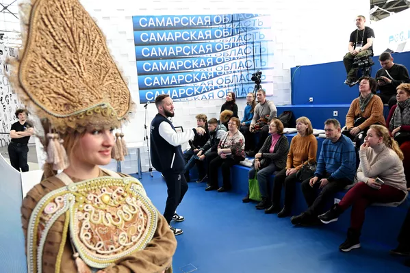 Solo en el territorio de Samara, en la región del Volga, viven representantes de 157 nacionalidades y 14 etnias.En la foto: una mujer en un traje nacional ruso estilizado en el pabellón de la región de Samara. Solo en el territorio de Samara, en la región del Volga, viven representantes de 157 nacionalidades y 14 etnias.En la foto: una mujer en un traje nacional ruso estilizado en el pabellón de la región de Samara. - Sputnik Mundo