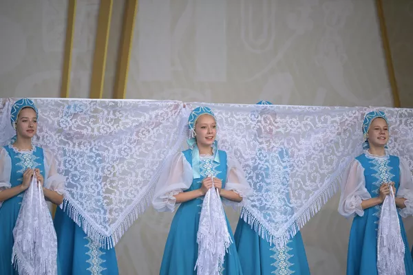 De acuerdo con el último censo (2021), los rusos constituyen más del 80% de la población del país.En la foto: participantes del grupo coreográfico Vdojnovéniye (Inspiración, en ruso) de la región de Oremburgo en trajes nacionales rusos y chales de plumón tradicionales tejidos a mano. De acuerdo con el último censo (2021), los rusos constituyen más del 80% de la población del país.En la foto: participantes del grupo coreográfico Vdojnovéniye (Inspiración, en ruso) de la región de Oremburgo en trajes nacionales rusos y chales de plumón tradicionales tejidos a mano. - Sputnik Mundo