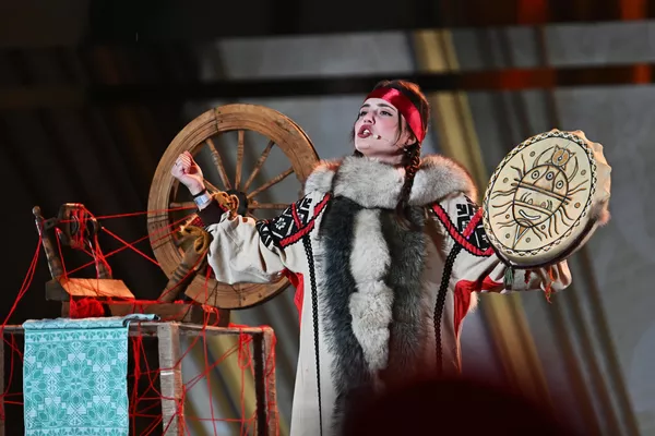 Otros pueblos numerosos de Rusia son los ucranianos, tártaros, chechenos, bashkires, chuvasios, armenios y kazajos.En la foto: una participante en el concierto del Día de la Unidad Nacional en un traje tradicional de los pueblos indígenas del Norte. Otros pueblos numerosos de Rusia son los ucranianos, tártaros, chechenos, bashkires, chuvasios, armenios y kazajos.En la foto: una participante en el concierto del Día de la Unidad Nacional en un traje tradicional de los pueblos indígenas del Norte. - Sputnik Mundo