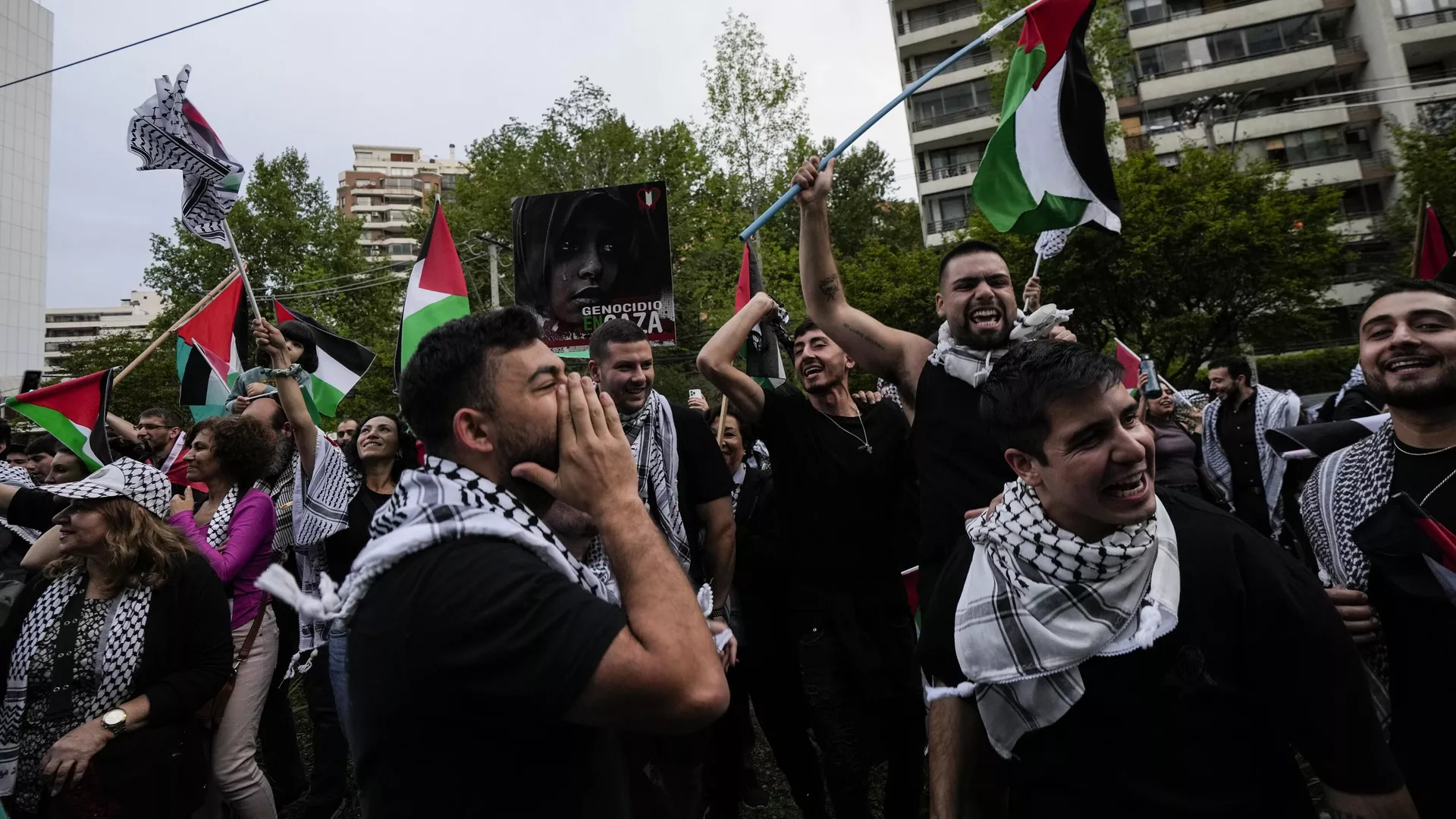 Integrantes de la colectividad palestina en Chile manifestándose contra Israel en octubre de 2023