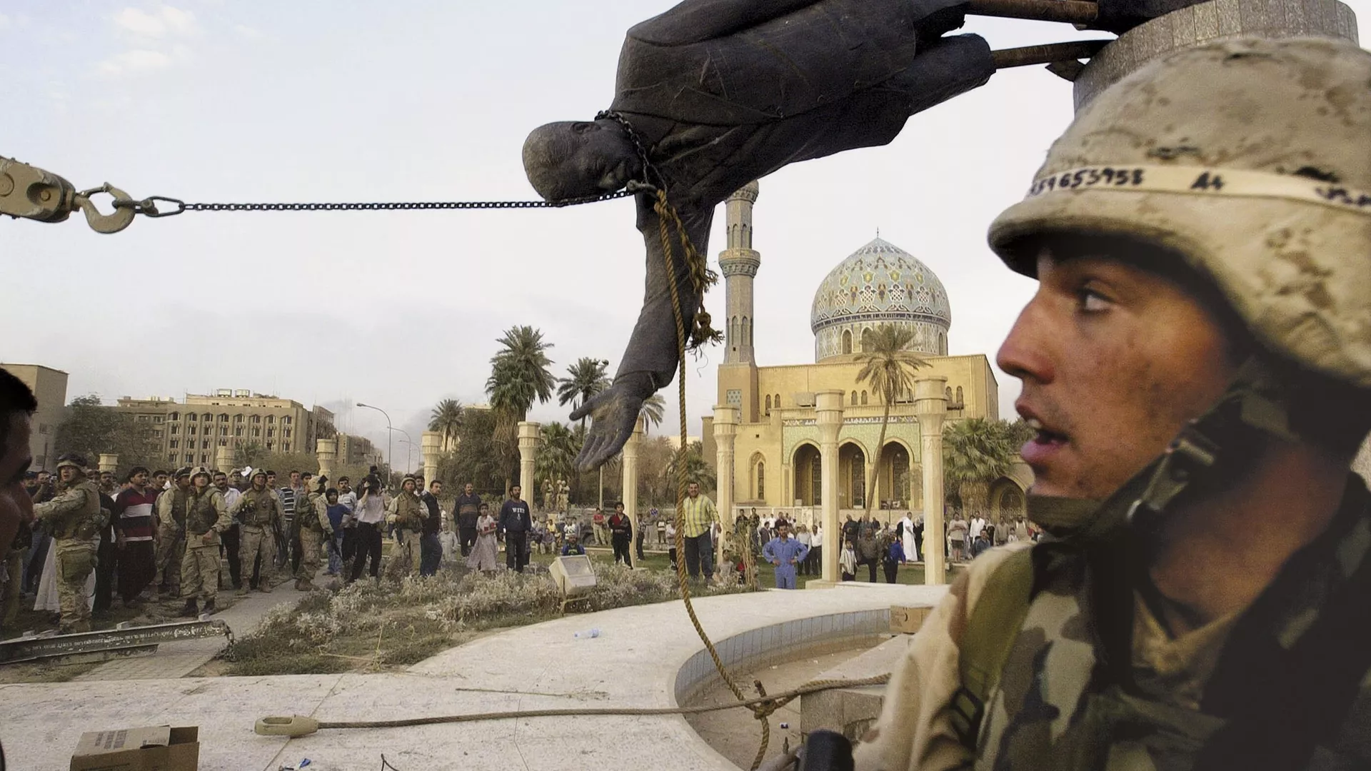 Civiles iraquíes y soldados estadounidenses derriban una estatua de Sadam Husein en el centro de Bagdad, 9 de abril de 2003 - Sputnik Mundo, 1920, 11.11.2023