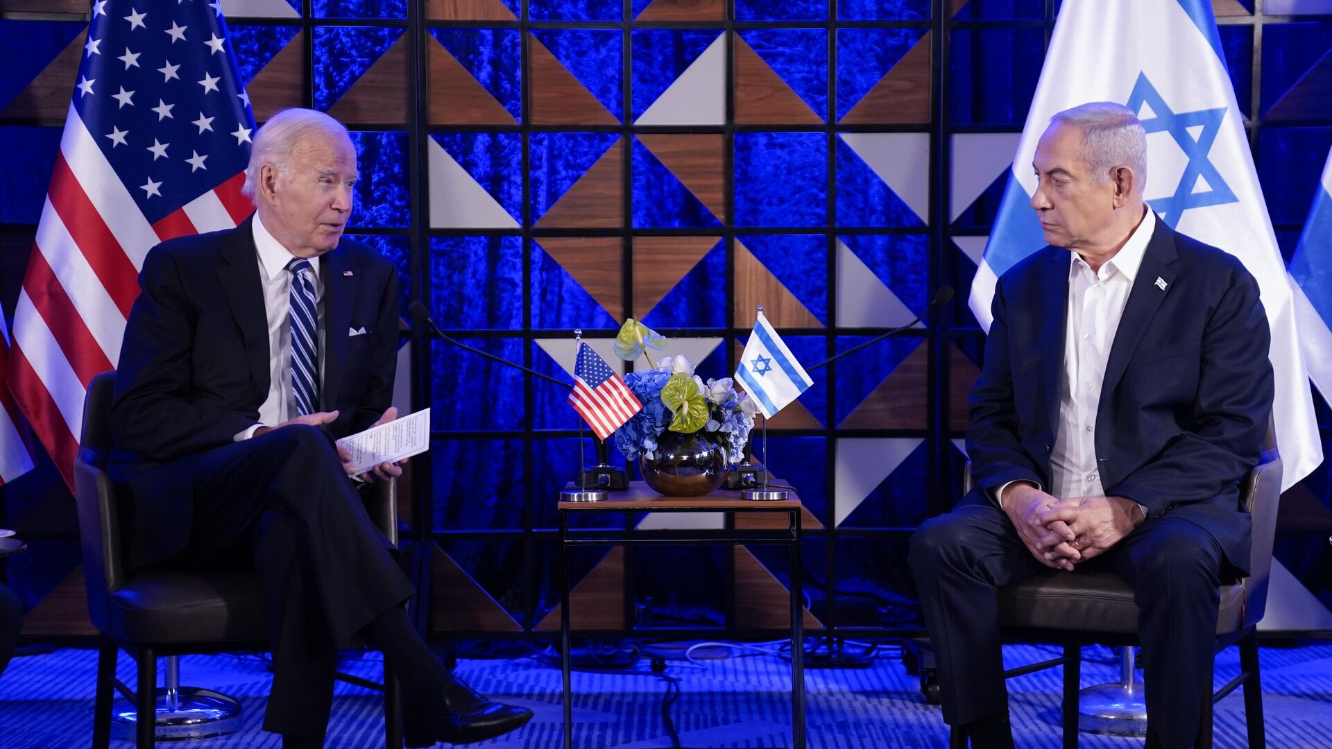 El presidente Joe Biden habla durante su reunión con el primer ministro israelí Benjamin Netanyahu - Sputnik Mundo, 1920, 11.11.2023