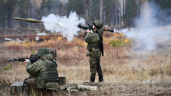 Militares rusos disparan un lanzagranadas antitanque RPG-7B  - Sputnik Mundo