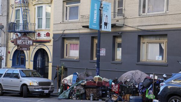 Un campamento de personas sin hogar se ve a lo largo de la calle Leavenworth en el distrito de Tenderloin de San Francisco, el 8 de noviembre de 2023 - Sputnik Mundo