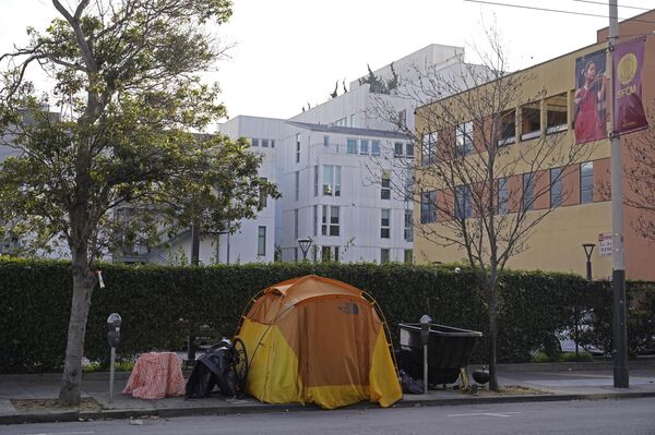 Una tienda de campaña se ve en una acera a la vuelta de la esquina de la Casa de la Ópera con un edificio residencial en el fondo en San Francisco - Sputnik Mundo