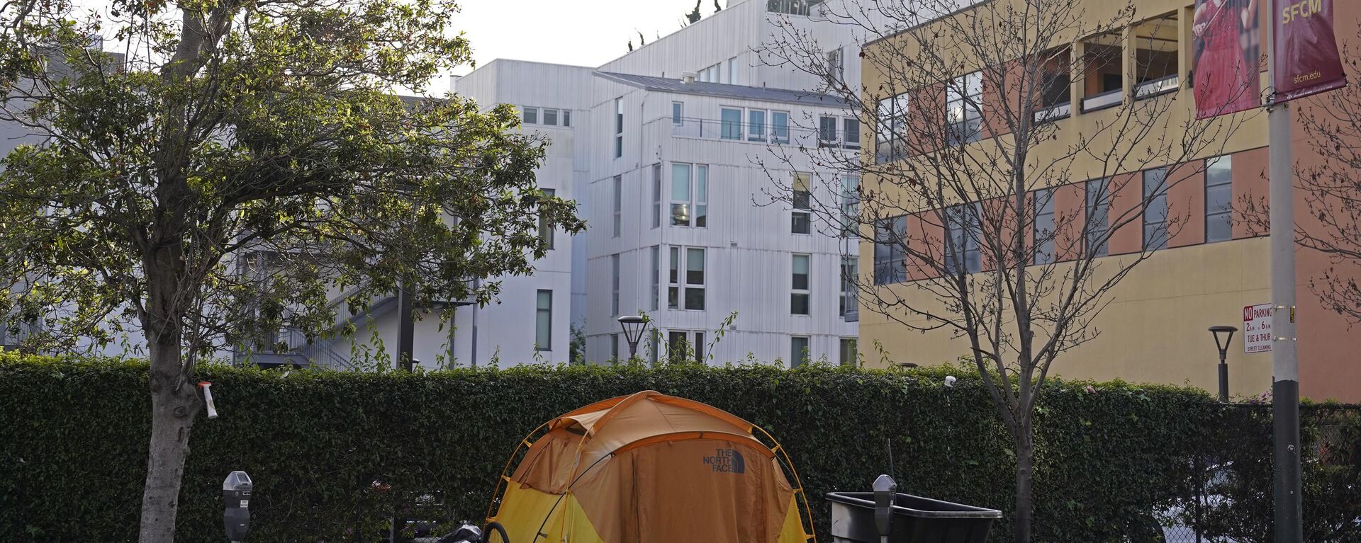 Una tienda de campaña se ve en una acera a la vuelta de la esquina de la Casa de la Ópera con un edificio residencial en el fondo en San Francisco - Sputnik Mundo, 1920, 06.08.2024