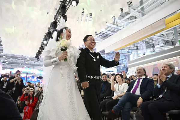 El matrimonio de una pareja de la república de Sajá (Yakutia) también se celebró según una antigua tradición. El matrimonio de una pareja de la república de Sajá (Yakutia) también se celebró según una antigua tradición. - Sputnik Mundo