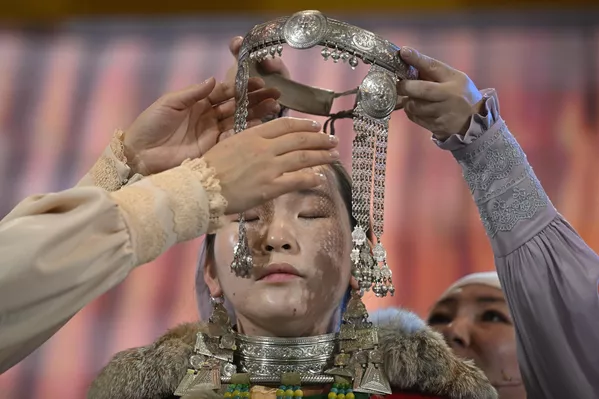 Antiguo rito yakuto de vestir a una novia, representado por artistas del Teatro Olonjo en el marco de la exposición Rusia. Antiguo rito yakuto de vestir a una novia, representado por artistas del Teatro Olonjo en el marco de la exposición Rusia. - Sputnik Mundo
