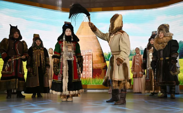 El 12 de noviembre, en el marco del Día de Yakutia, se mostraron tradiciones de boda del pueblo sajá en la Exposición y Foro Internacional Rusia. El 12 de noviembre, en el marco del Día de Yakutia, se mostraron tradiciones de boda del pueblo sajá en la Exposición y Foro Internacional Rusia. - Sputnik Mundo