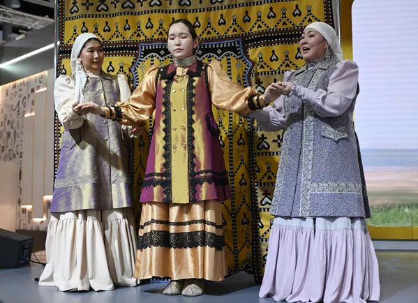 Los actores del Teatro Olonjo mostraron cómo se celebraban el rito de vestir a una novia y la ceremonia de bendecir a Algys. Los actores del Teatro Olonjo mostraron cómo se celebraban el rito de vestir a una novia y la ceremonia de bendecir a Algys. - Sputnik Mundo