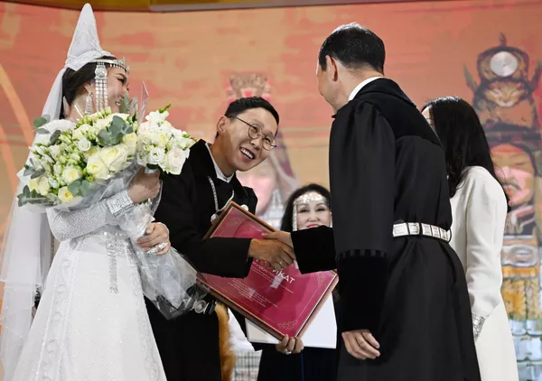 Tras la demostración del ritual matrimonial, una joven pareja de Yakutia, Vladislav Fiódorov y Jeanne Ksenofóntova, registró un matrimonio real. Tras la demostración del ritual matrimonial, una joven pareja de Yakutia, Vladislav Fiódorov y Jeanne Ksenofóntova, registró un matrimonio real. - Sputnik Mundo