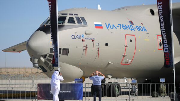 El avión Ilyushin Il-76MD-90A(E), la última modernización del avión de transporte pesado ruso en el Dubai Airshow 2023 - Sputnik Mundo