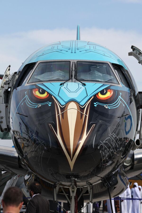 Un total de 180 aeronaves civiles y militares son presentadas en el salón aeronáutico. En la foto: avión de pasajeros Embraer E195-E2, de fabricación brasileña, en el Salón Aeronáutico de Dubái, conocido también como Dubai Airshow - Sputnik Mundo