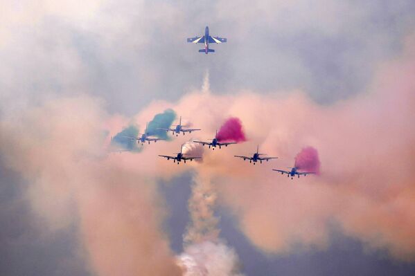 El equipo acrobático italiano Frecce Tricolori actúa en la inauguración del Dubai Airshow 2023. - Sputnik Mundo