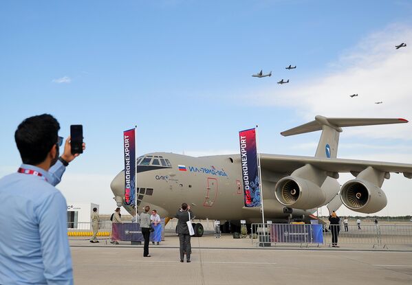 El Il-76MD-90AE se exhibe por primera vez en el extranjero. Se trata de una profunda modernización del Il-76MD, fue actualizado más del 70% de los sistemas y unidades y fueron instalados motores PS-90-76 más potentes. - Sputnik Mundo