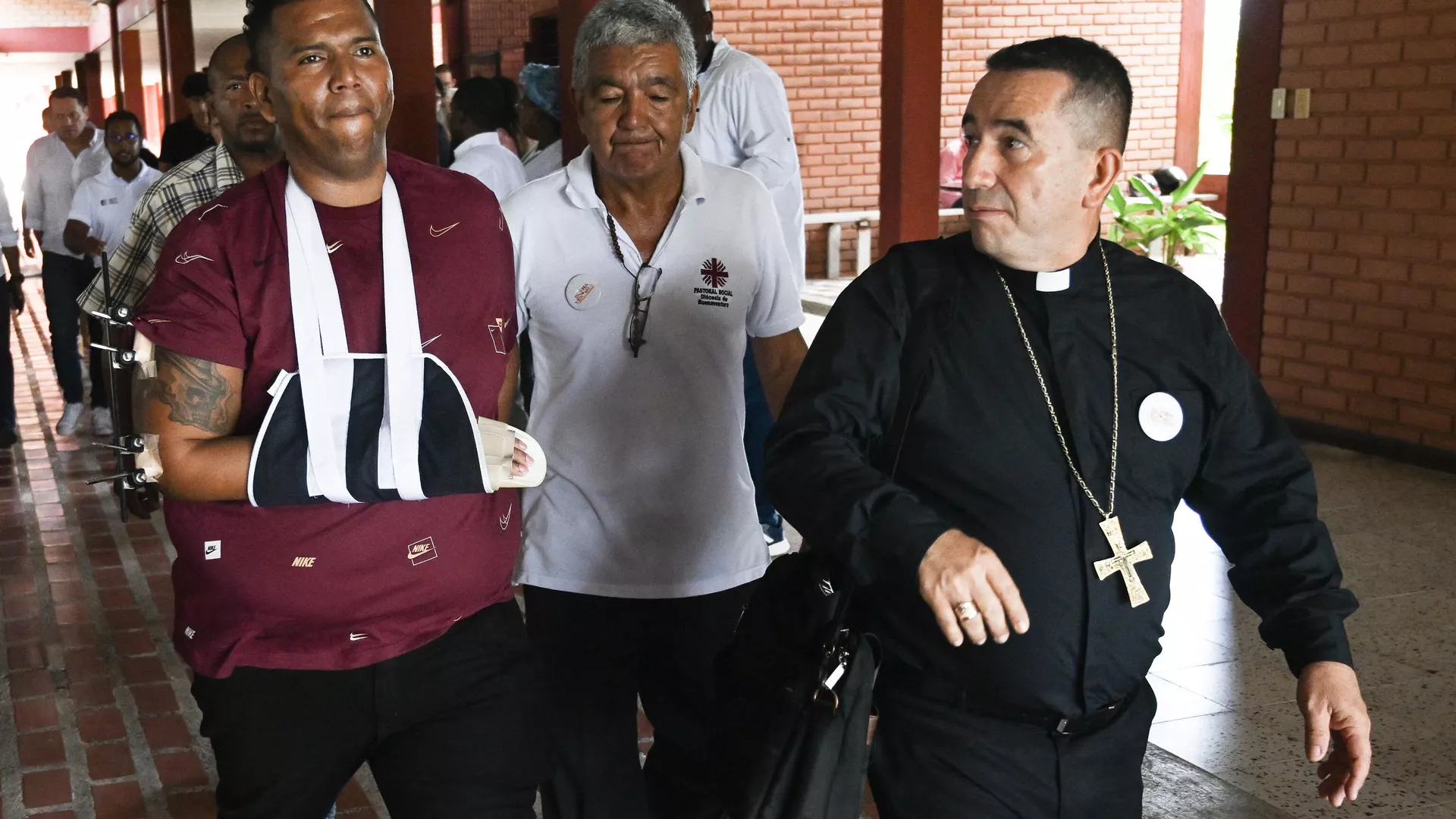 Un representante de los Espartanos (izq.) y el obispo de Buenaventura, Rubén Darío Jaramillo (derecha)