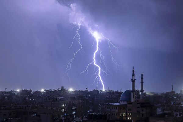 Israel bombardeó un convoy de ambulancias que salían de un hospital, alegando que los vehículos transportaban militantes de Hamás heridos, pero el Washington Post investigó y lo desmintió.En la foto: una tormenta eléctrica sobre la ciudad de Rafah. - Sputnik Mundo