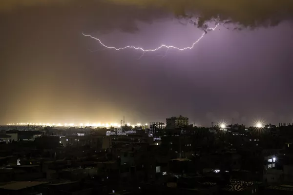 Las FDI asaltaron el mayor hospital de la Franja de Gaza, Dar Shifa. Los medios árabes informaron de disparos en las salas, voladuras de muros y detenciones de médicos. Según diversos informes, el hospital alberga ahora entre 2.000 y 9.000 personas, incluidos refugiados y personas en estado crítico.En la foto: una tormenta eléctrica sobre la ciudad de Rafah, en el sur de la Franja de Gaza. Las FDI asaltaron el mayor hospital de la Franja de Gaza, Dar Shifa. Los medios árabes informaron de disparos en las salas, voladuras de muros y detenciones de médicos. Según diversos informes, el hospital alberga ahora entre 2.000 y 9.000 personas, incluidos refugiados y personas en estado crítico.En la foto: una tormenta eléctrica sobre la ciudad de Rafah, en el sur de la Franja de Gaza. - Sputnik Mundo