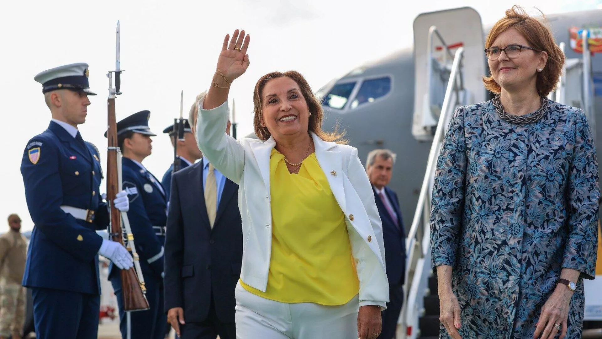 Al centro, la presidenta de Perú, Dina Boluarte, en su llegada a EEUU