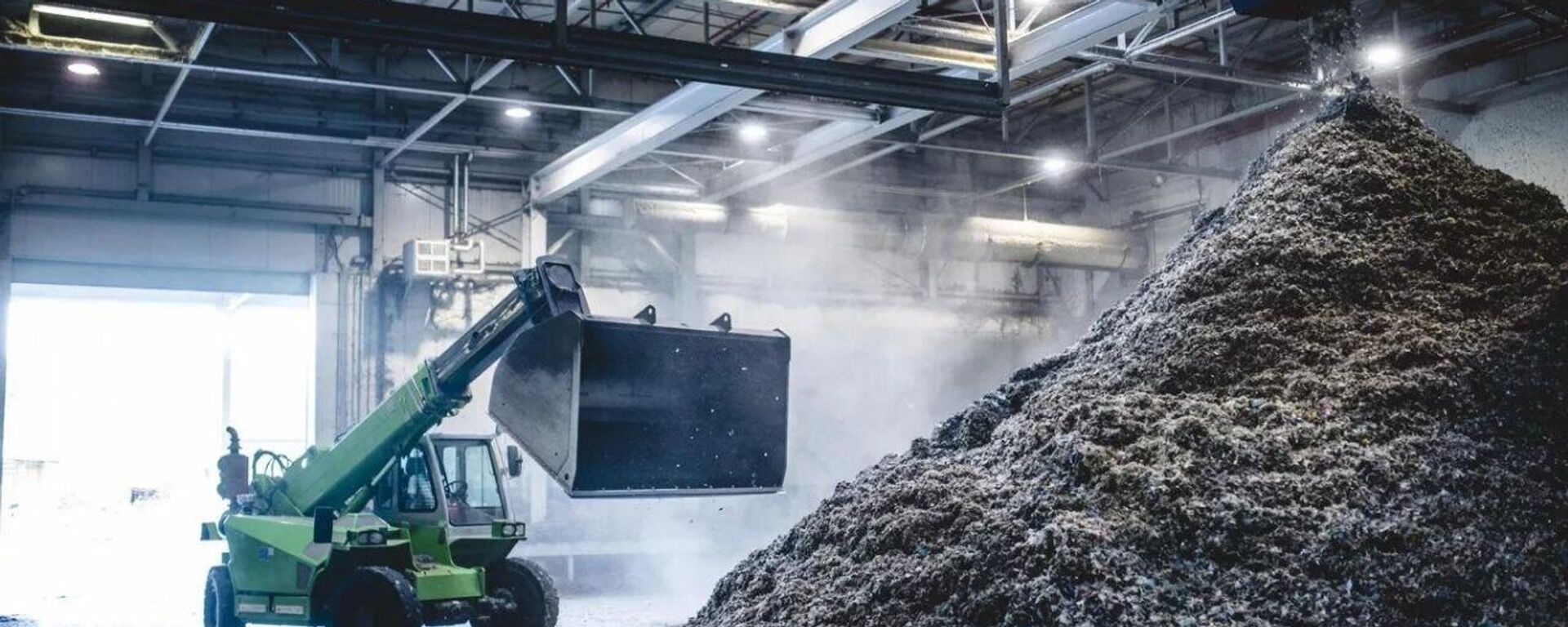 Una excavadora en medio de los residuos plásticos - Sputnik Mundo, 1920, 16.11.2023