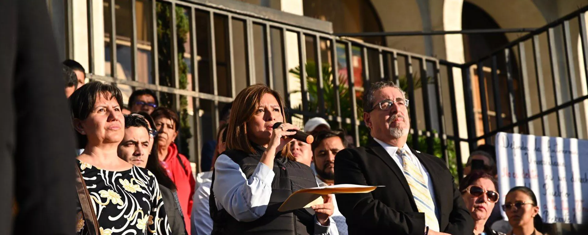 El binomio presidencial electo de Guatemala, Bernardo Arévalo y Karin Herrera, durante una manifestación contra el allanamiento de la Universidad de San Carlos El binomio presidencial electo de Guatemala, Bernardo Arévalo y Karin Herrera, durante una manifestación contra el allanamiento de la Universidad de San Carlos - Sputnik Mundo, 1920, 17.11.2023
