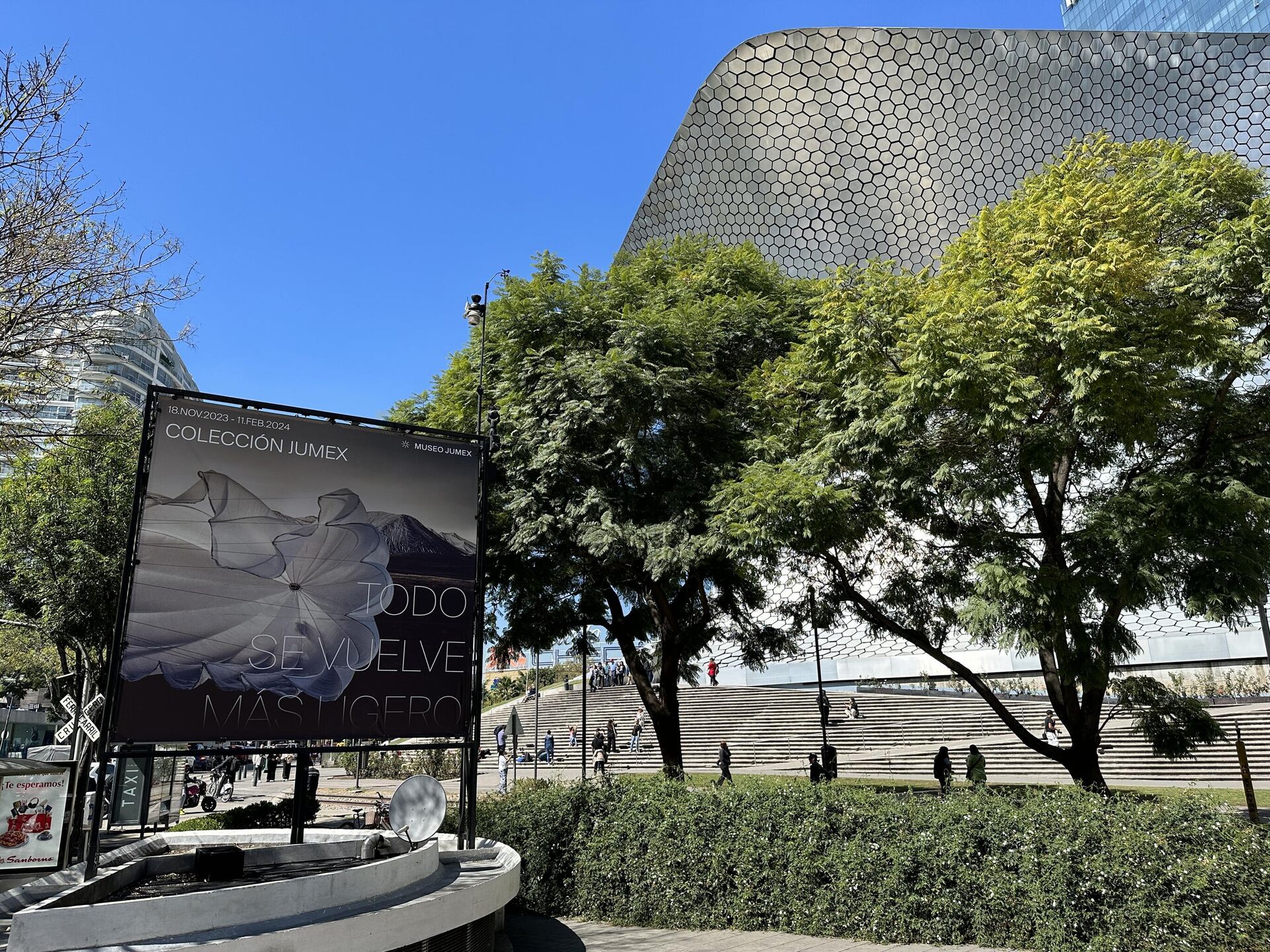 Cartel promocionando la exhibición Todo se vuelve más ligero, que celebra los 10 años del Museo Jumex. Detrás, el Museo Soumaya - Sputnik Mundo, 1920, 17.11.2023