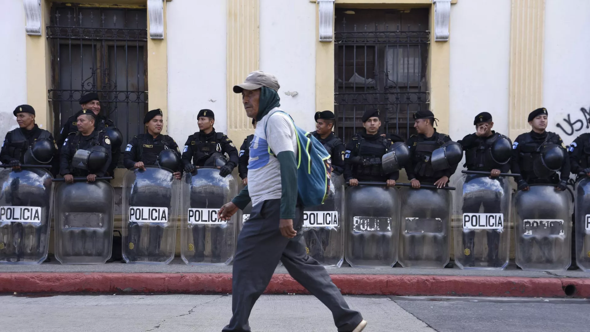 Un ciudadano camina frente al cerco policial del Congreso de la República desplegado el 16 de noviembre de 2023 Un ciudadano camina frente al cerco policial del Congreso de la República desplegado el 16 de noviembre de 2023