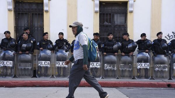 Un ciudadano camina frente al cerco policial del Congreso de la República desplegado el 16 de noviembre de 2023 - Sputnik Mundo