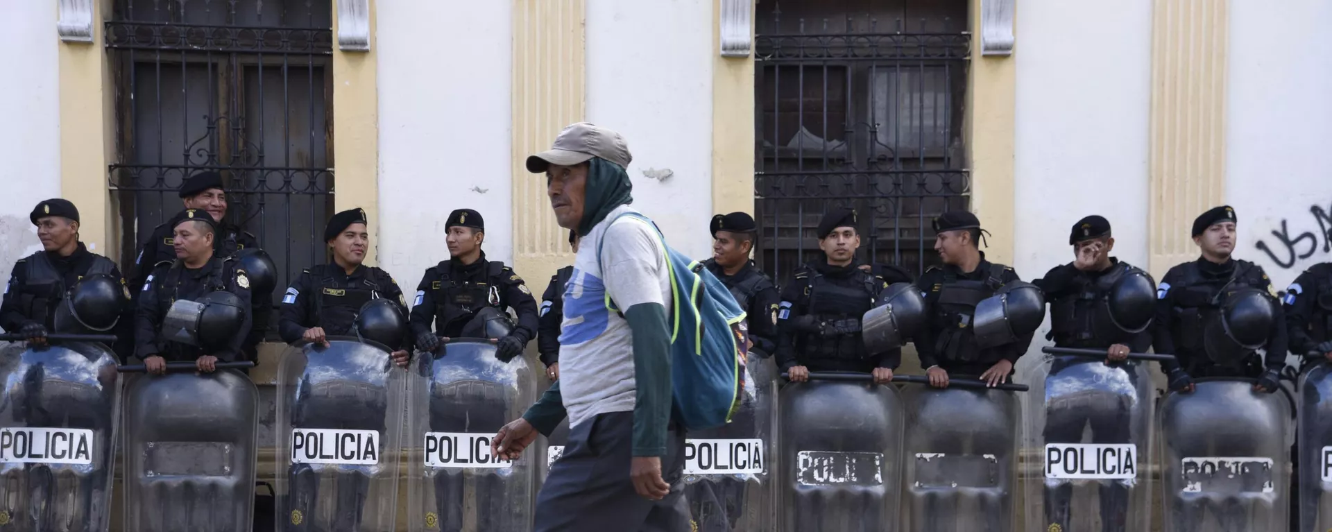 Un ciudadano camina frente al cerco policial del Congreso de la República desplegado el 16 de noviembre de 2023 Un ciudadano camina frente al cerco policial del Congreso de la República desplegado el 16 de noviembre de 2023 - Sputnik Mundo, 1920, 18.11.2023