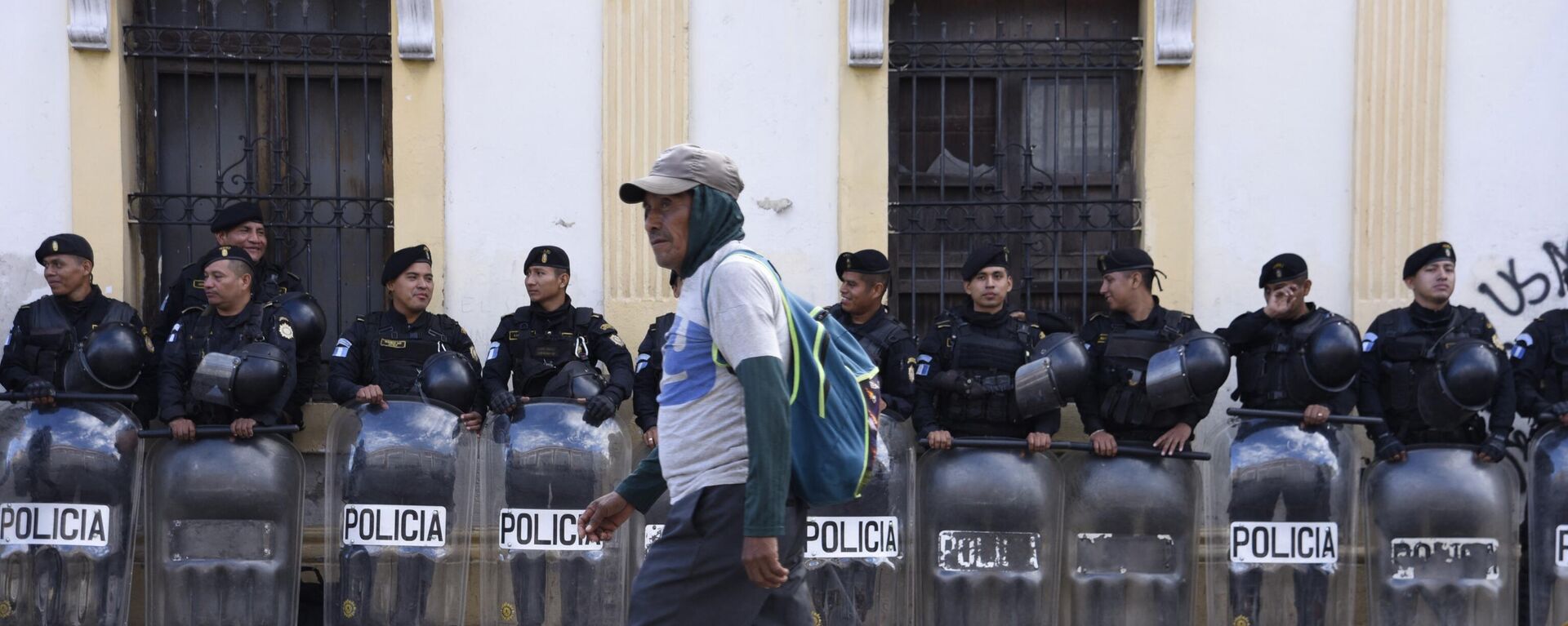 Un ciudadano camina frente al cerco policial del Congreso de la República desplegado el 16 de noviembre de 2023 - Sputnik Mundo, 1920, 18.11.2023