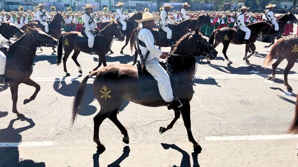 El desfile cívico-militar que conmemora a la primera revolución del siglo XX - Sputnik Mundo